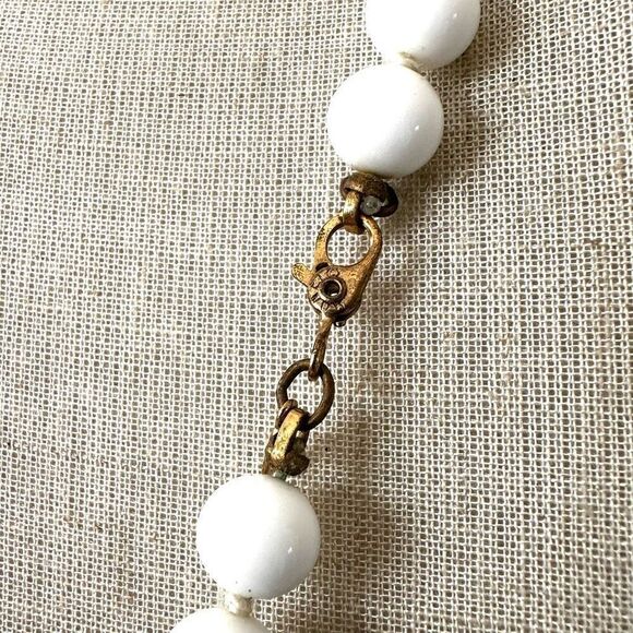 Monet vintage white long beaded necklace - Picture 4 of 7